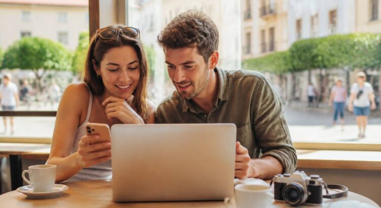 Stel dat vakanties vergelijkt op een laptop tijdens het plannen van een reis